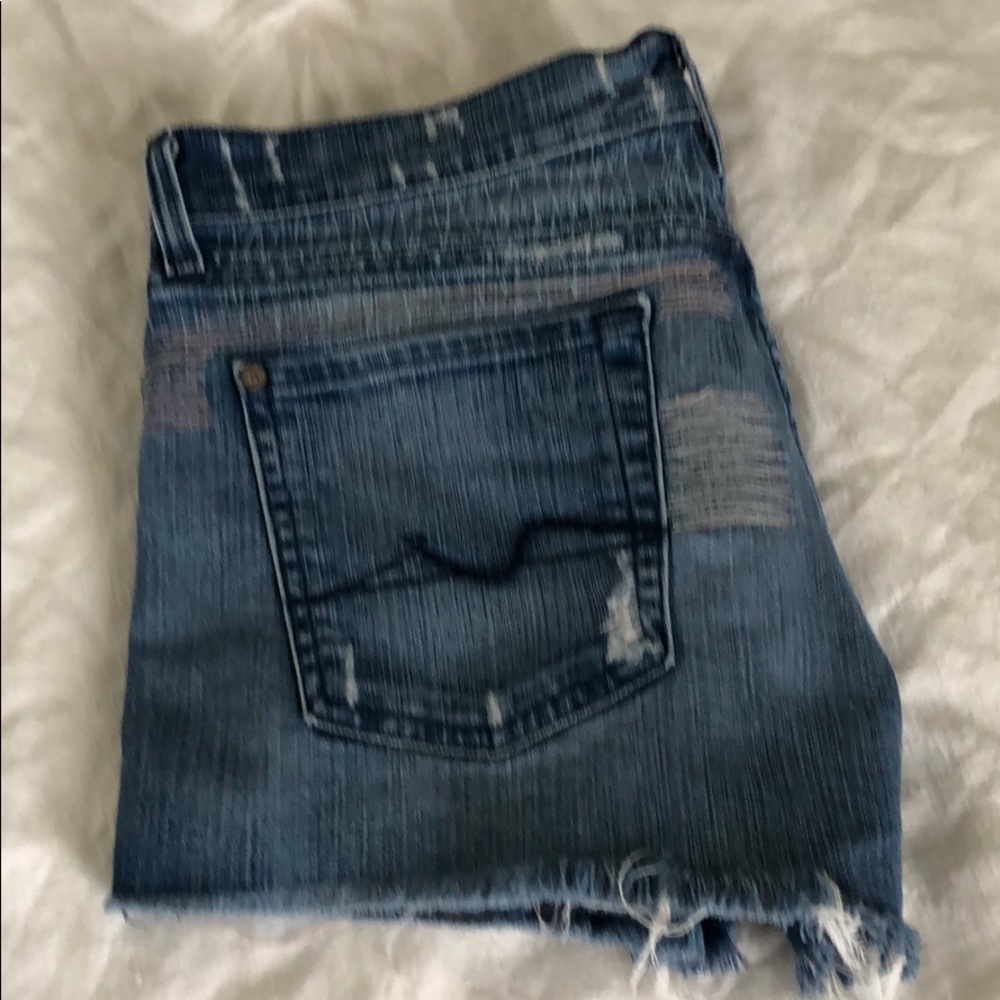 7 For All Mankind cutoffs w/thread detail. Sz.28 - Picture 6 of 8